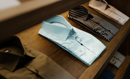 ¿Cómo combinar una camisa celeste?